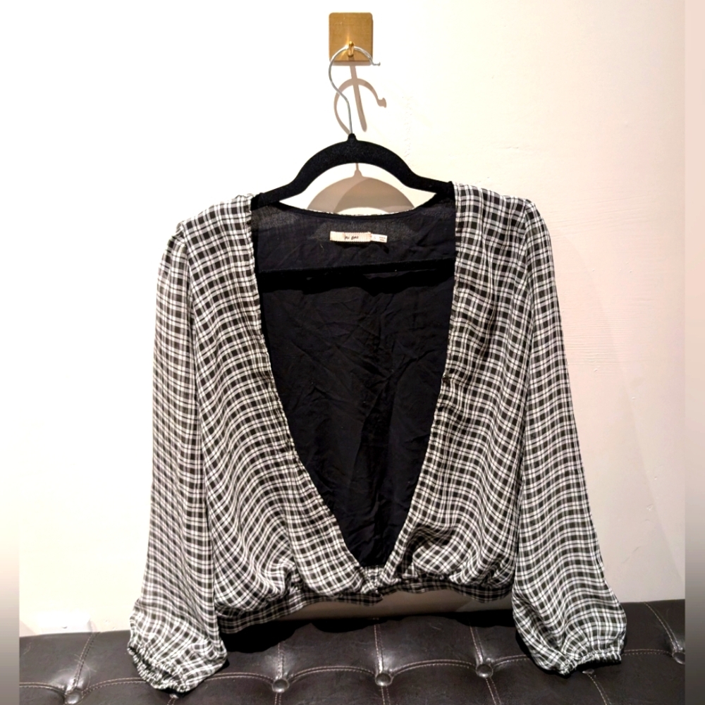 🚨 Last Chance 🚨Francesca’s Plaid Wrap Top – Adjustable Fit! ✨